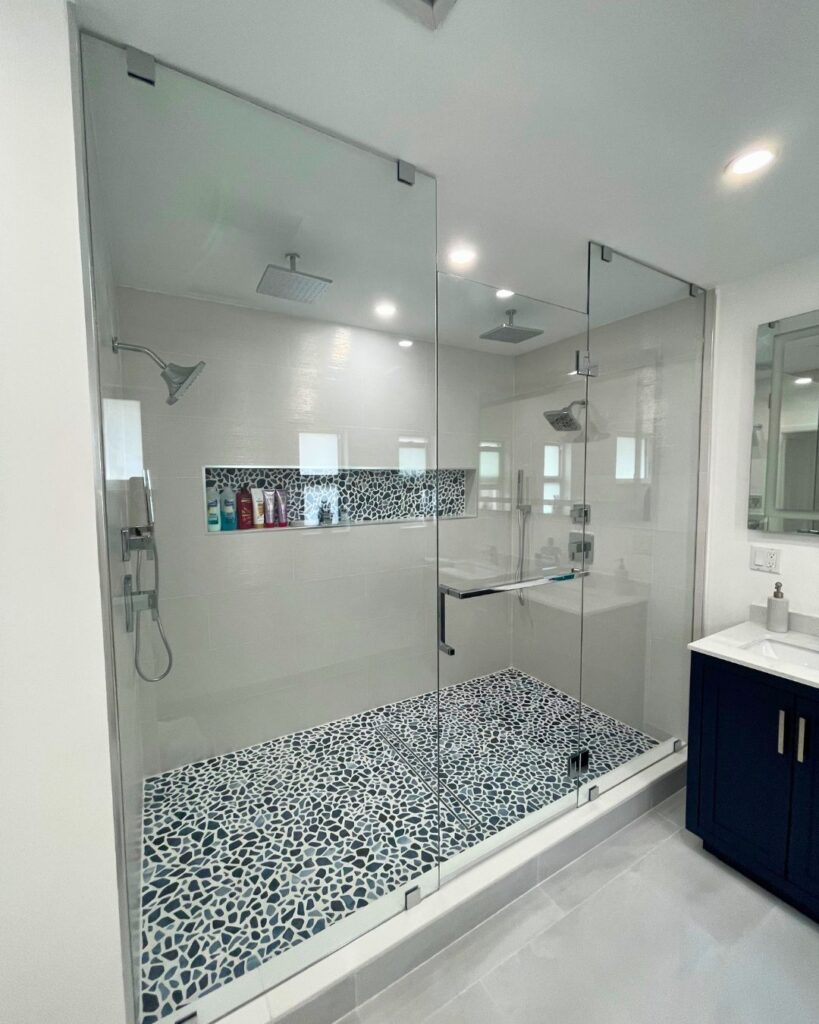 Swing glass shower door in contemporary style