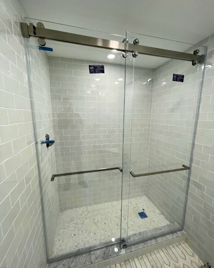 Fixed glass panel combined with sliding door in modern bathroom